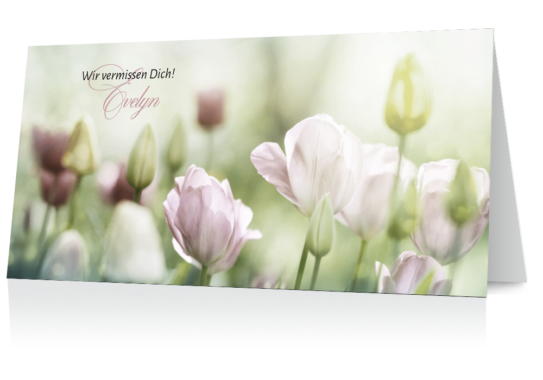 Trauerkarte mit altrosfarbenen Tulpen und grünlicher Umgebung